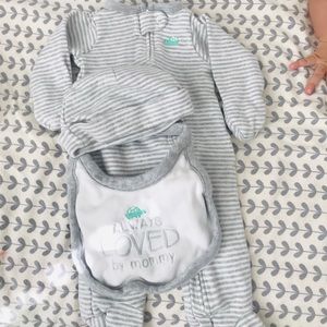 NB ONESIE with hat and bip